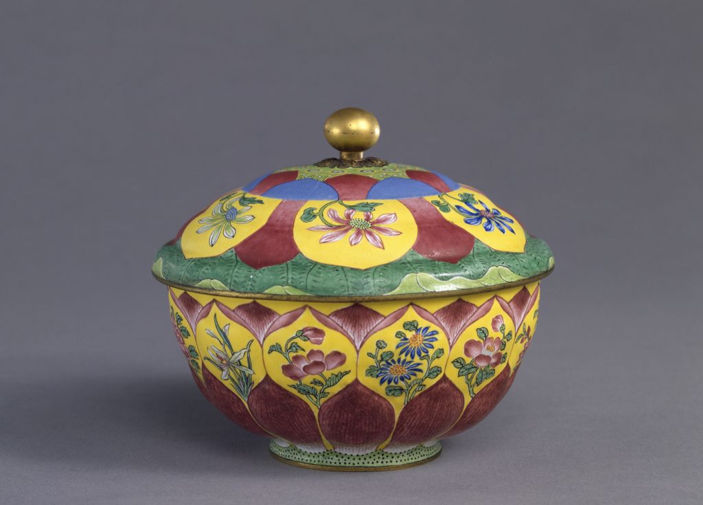 图片[1]-Kangxi style painted enamel lotus cover bowl-China Archive